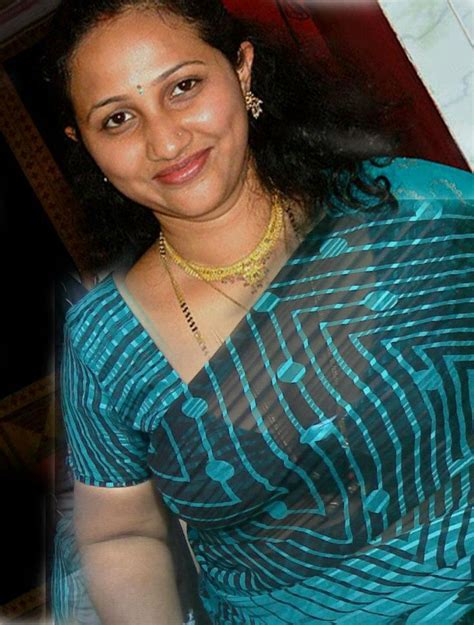 sexy aunty photos|Cleavage of aunties & desi girls